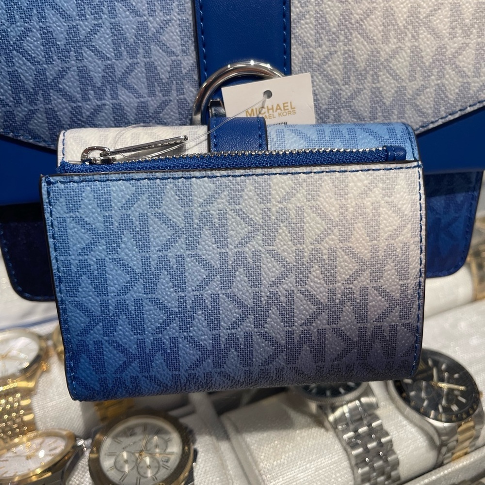 MICHAEL KORS Greenwich Med Ombré Signature Logo Tri-Fold Wallet
Galaxy Blue
NWT - Picture 15 of 16